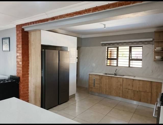 4 BEDROOM FREESTANDING FOR SALE IN HEUWELOORD